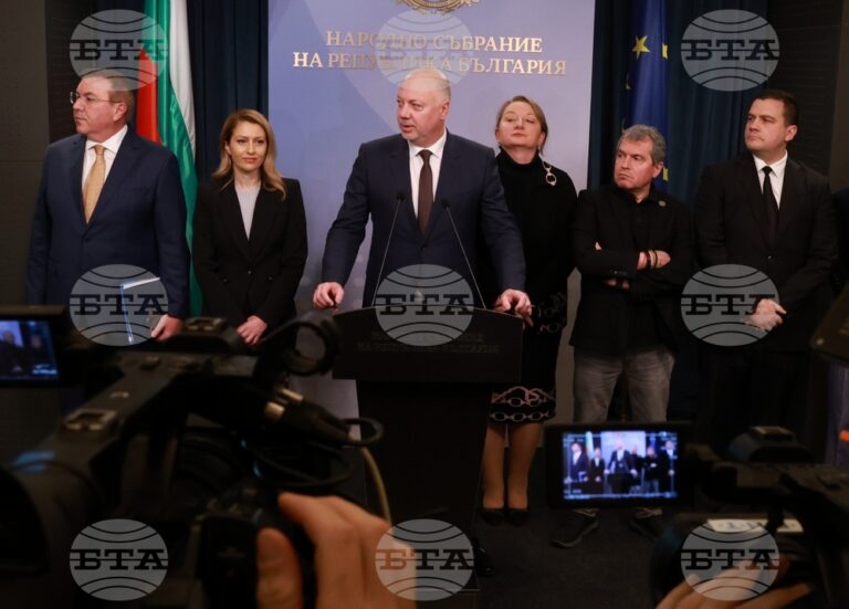 protestat-ne-bullgari-dorezojne-kryeministrin,-rosen-zhelyazkov-njofton-doreheqjen