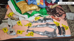 emrat/-u-kap-ne-greqi,-gjenden-kallashnikove-dhe-qindra-fisheke-ne-banesen-e-vrasesit-me-pagese-dhimiter-meci-ne-gjirokaster,-policia-del-me-njoftim-zyrtar