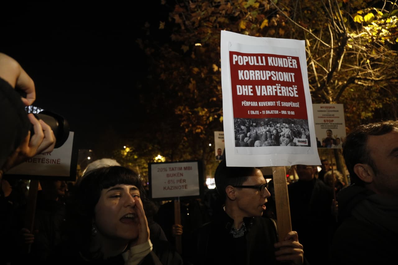 video-foto/-“taksoni-dhjamin,-jo-djersen”,-aktiviste-te-levizjes-“bashke”-proteste-para-kuvendit-kunder-buxhetit