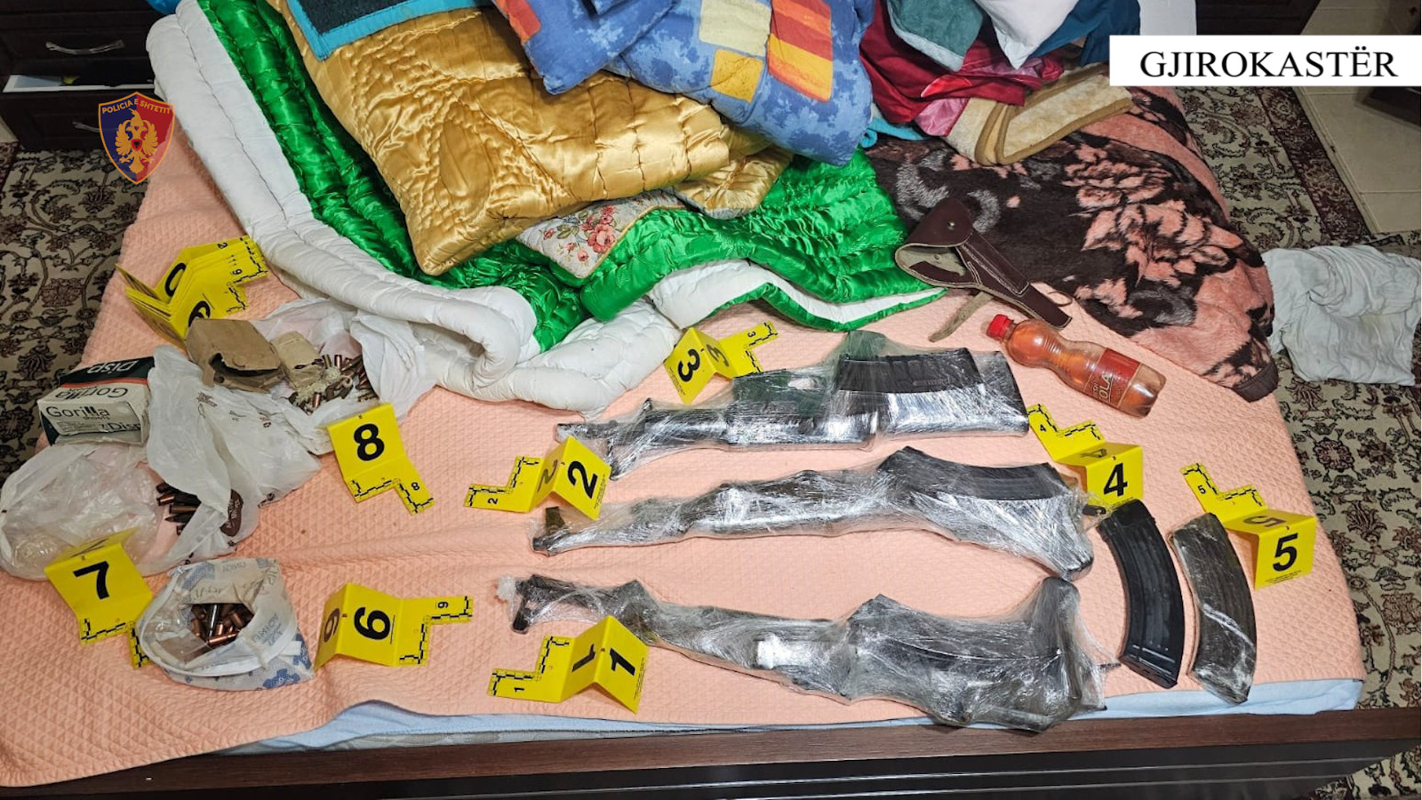 operacioni-‘provat’-mes-policise-greke-dhe-shqiptare/-zbulohen-arsenal-armesh-dhe-municionesh,-u-gjeten-ne-banesen-…