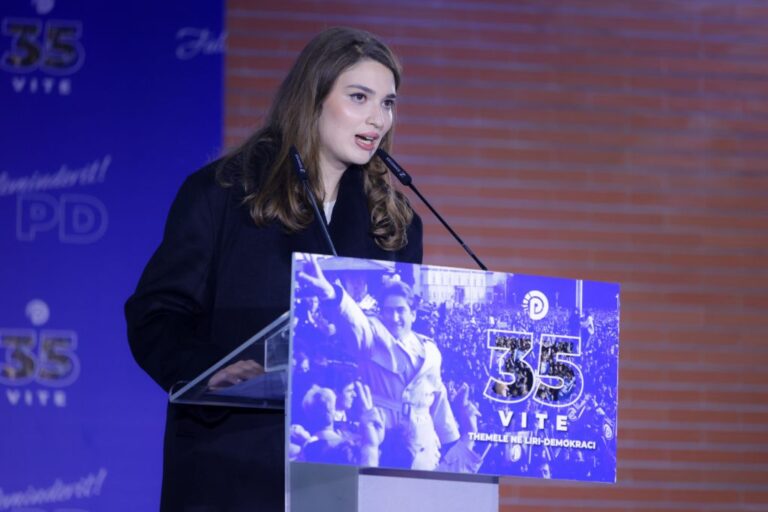 fiona-nishani:-11-dhjetori,-na-kujton-se-demokracia-nuk-eshte-dhurate,-por-detyre