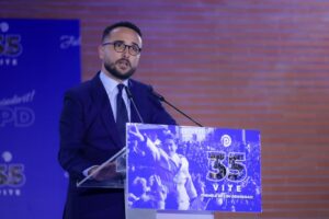 ted-kopliku:-nga-shembja-e-murit-te-kuq-te-thyerja-e-regjimit-te-sotem,-pd-35-vjet-lufte-per-liri