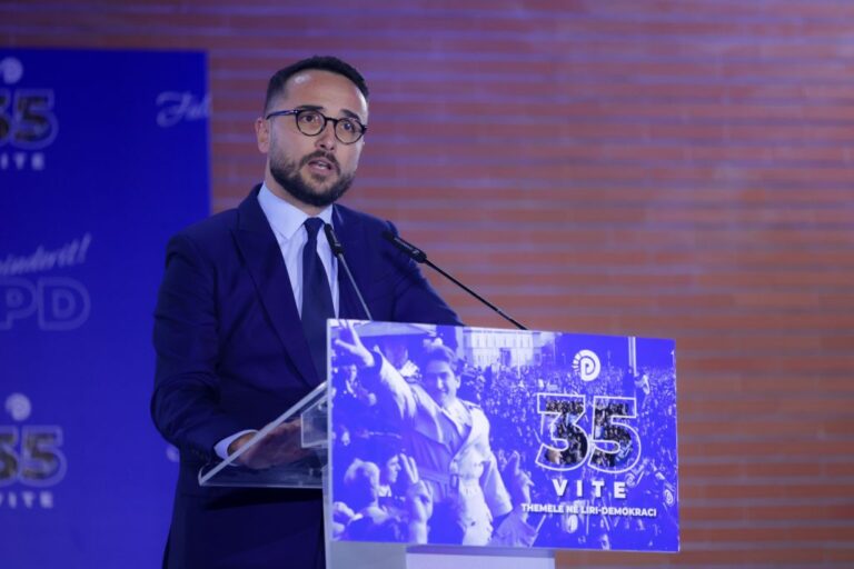 ted-kopliku:-nga-shembja-e-murit-te-kuq-te-thyerja-e-regjimit-te-sotem,-pd-35-vjet-lufte-per-liri