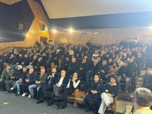 video/-ervin-salianji-nis-takimin-ne-gjirokaster,-pritet-nga-mbeshtetes-e-demokrate