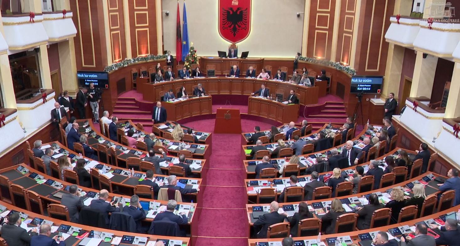 nis-votimi-per-avokatin-e-popullit,-opozita-braktis-seancen.-rama-i-pranishem-ne-salle