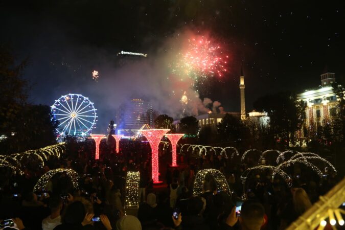 spektakel-me-fishekzjarre/-viti-i-ri-troket-ne-shqiperi,-balkanweb-uron-shqiptaret:-gezuar-2026!