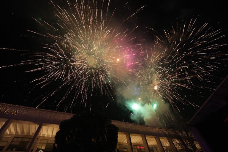 video/-qielli-i-tiranes-ndizet-nga-fishekzjarret,-si-e-priti-kryeqyteti-nderrimin-e-viteve