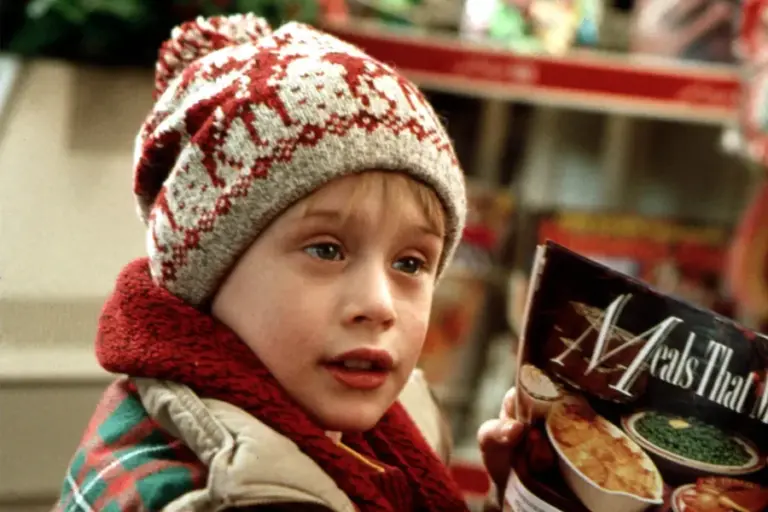 ‘kevin’-i-“home-alone”-rrefen-arsyen-pse-e-braktisi-hollywood-in-ne-kulmin-e-fames