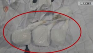 godina-3-kateshe-ne-lezhe-ishte-kthyer-ne-kazino-dhe-‘fole’-droge,-sekuestrohen-miliona-leke,-euro-dhe-dollare-e-kokaine,-nje-ne-pranga,-nje-tjeter-ne-kerkim