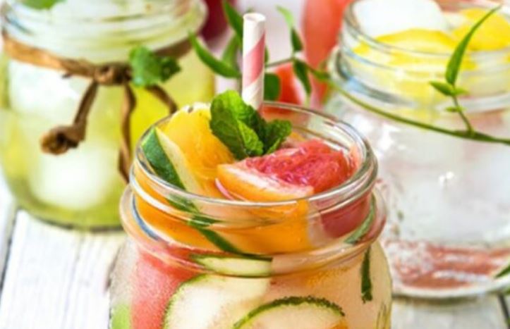receta-detox-pas-festave,-cfare-te-pini-per-te-eliminuar-fryrjen-e-stomakut