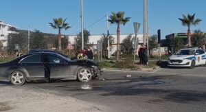 aksident-ne-lushnje/-benz-i-me-shpejtesi-sketerre-merr-para-volswagen-in.-pamje-nga-vendngjarja