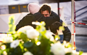 video/-“njerezit-po-perpiqeshin-te-thyenin-xhamin-me-karrige-ne-bar”/-tragjedia-ne-crans-montana,-zbardhen-deshmite-e-te-mbijetuarve