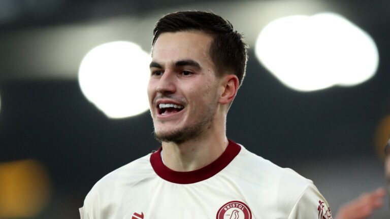 video/-i-harruar-nga-sylvinho,-por-mehmeti-i-ben-nisje-perfekte-vitit-te-ri,-gol-ne-angli