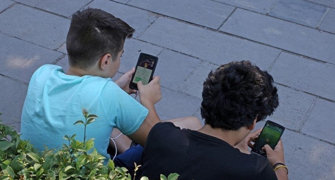 rrezik-per-shendetin-mendor,-franca-do-te-ndaloje-rrjetet-sociale-per-nen-15-vjecaret