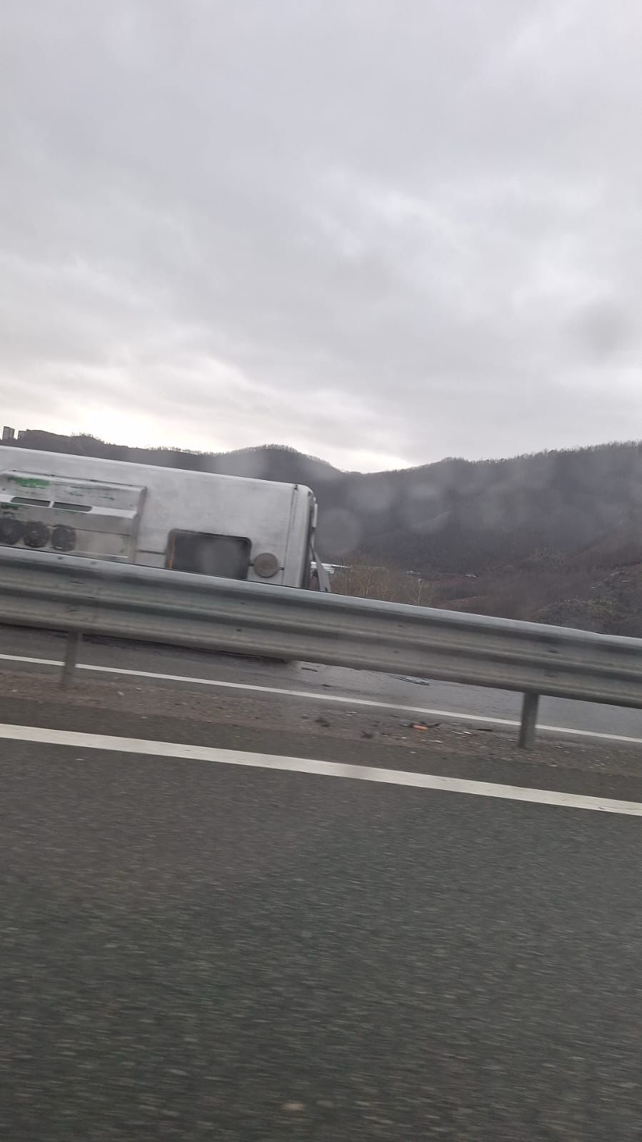 video/-dy-aksidente-ne-rrugen-e-kombit,-mjetet-perplasen-ne-seri,-permbyset-ambulanca.-shkak-akulli-ne-rruge