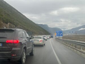 video/-ngricat-rendojne-trafikun-ne-aksin-elbasan-librazhd-prrenjas,-radhe-kilometrike-automjetesh