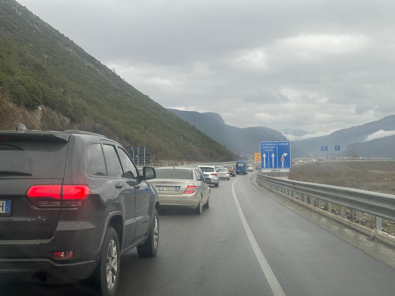 video/-ngricat-rendojne-trafikun-ne-aksin-elbasan-librazhd-prrenjas,-radhe-kilometrike-automjetesh