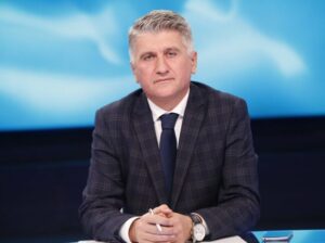 satira-e-agron-gjekmarkaj:-kronika-propozon-kremtimin-e-ditelindjeve-te-udheheqesve!