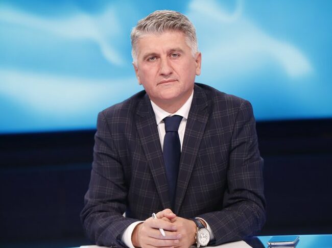 satira-e-agron-gjekmarkaj:-kronika-propozon-kremtimin-e-ditelindjeve-te-udheheqesve!