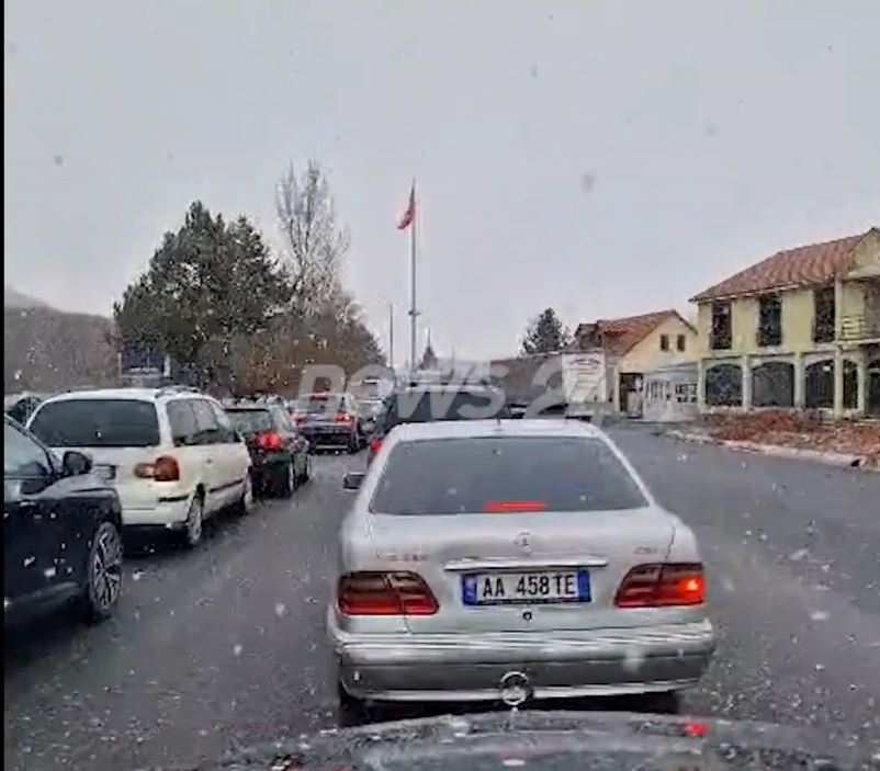 video/-temperaturat-e-uleta,-nisin-reshjet-e-debores-ne-pogradec,-nuk-raportohet-per-bllokime-ne-qarkullim