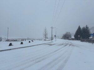 video/-akull-e-debore-ne-aksin-librazhd–qafe-thane,-policia-apel-drejtuesve-te-mjeteve:-pajisuni-me-zinxhire