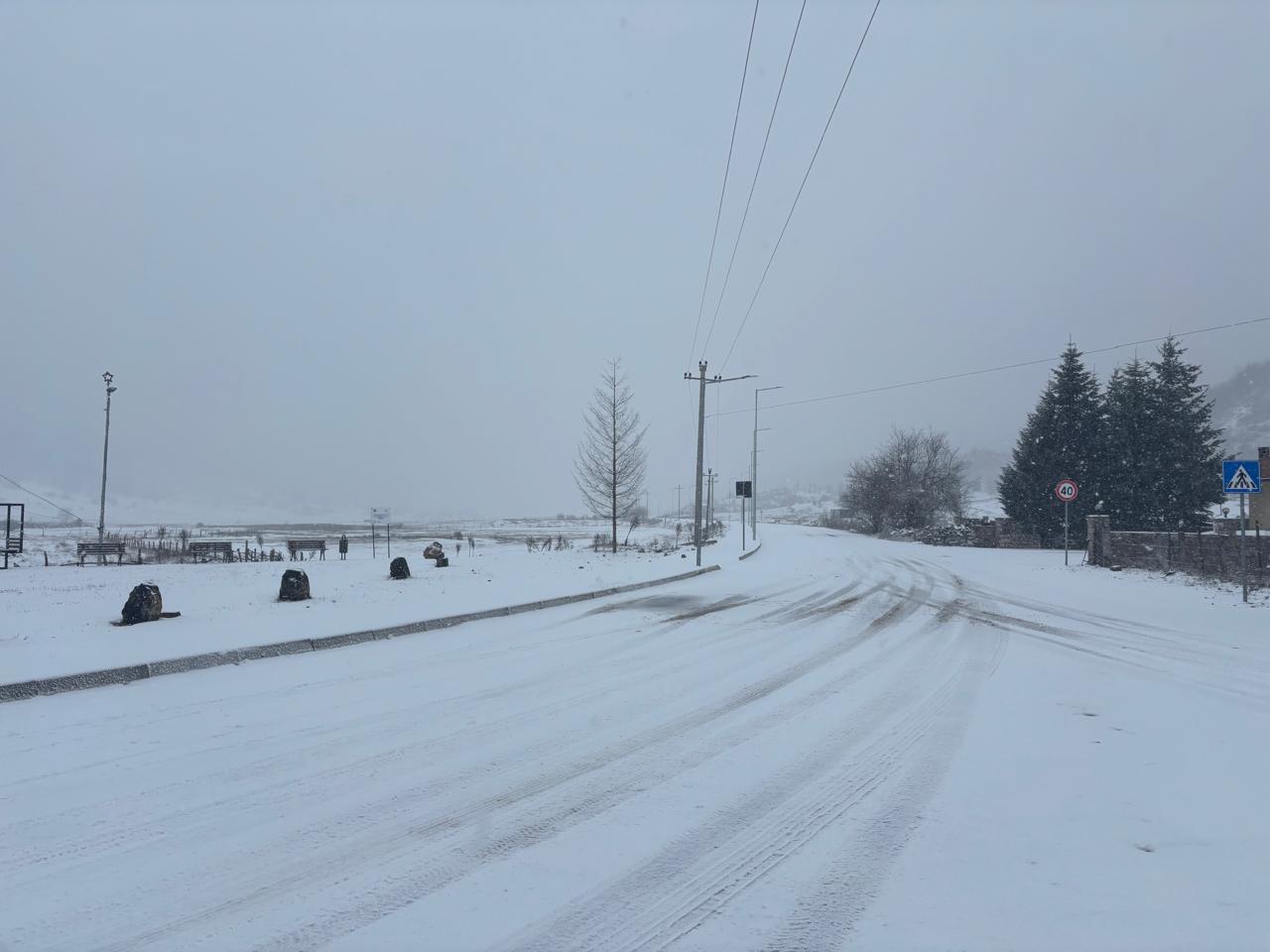 video/-akull-e-debore-ne-aksin-librazhd–qafe-thane,-policia-apel-drejtuesve-te-mjeteve:-pajisuni-me-zinxhire