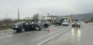 aksidenti-me-2-viktima/-“qeveria-pasi-i-vjedh-shqiptaret-i-vret”,-gjin-gjoni:-autostrada-e-munguar-lezhe–shkoder-dhe-korrupsioni-po-mbjellin-tragjedi.-edhe-rruga-e-kombit…