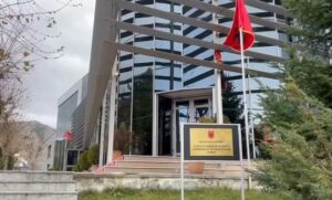 abuzoi-me-12-vjecaren-dhe-e-la-shtatzene,-gjykata-e-korces-le-ne-burg-te-moshuarin