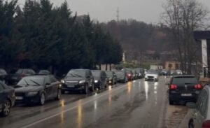 video/-trafik-kilometrik-ne-aksin-prrenjas-elbasan,-paralizohet-qarkullimi-i-automjeteve