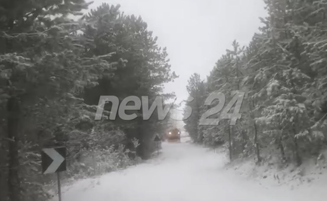 theth/-automjetet-bllokohen-nga-debora-ne-qafe-thore,-shofereve-u-kerkohet-pagese-per-pastrimin-e-rruges-(video)