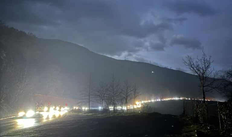 12-ore-bllokim,-mijera-qytetare-ne-te-ftohte/-situate-alarmante-nga-trafiku-ne-aksin-prrenjas-elbasan,-asnje-mase-nga-autoritetet-(video)