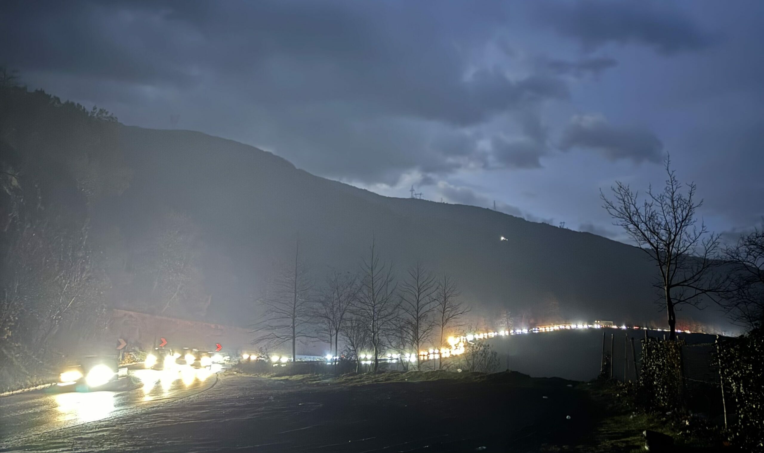 12-ore-bllokim,-mijera-qytetare-ne-te-ftohte/-situate-alarmante-nga-trafiku-ne-aksin-prrenjas-elbasan,-asnje-mase-nga-autoritetet-(video)