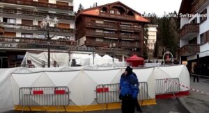 tragjedia-me-40-te-vdekur-ne-zvicer-naten-e-vitit-te-ri/-hetimet-zbulojne-shkakun:-zjarri-nisi-nga-“qirinjte-dekorues”,-ishin-vendosur-prane-tavanit