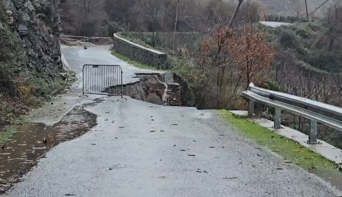 video/-shembje-masive-dhe-rreshqitje-dherash,-aksi-rrugor-ura-e-shtrenjte-prekal-bllokohet-plotesisht