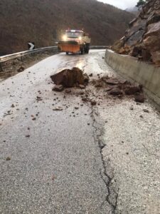 video/-renie-guresh-ne-disa-akse-dhe-nderprerje-te-energjise-elektrike-si-pasoje-e-motit-te-keq,-ja-zonat-me-problematike-ne-kukes