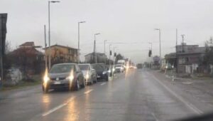 rikthehet-kaosi-ne-rrugen-elbasan-librazhd,-moti-i-keq-dhe-punimet-ne-disa-segmente-veshtiresojne-levizjen-e-mjeteve