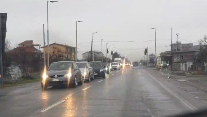 rikthehet-kaosi-ne-rrugen-elbasan-librazhd,-moti-i-keq-dhe-punimet-ne-disa-segmente-veshtiresojne-levizjen-e-mjeteve