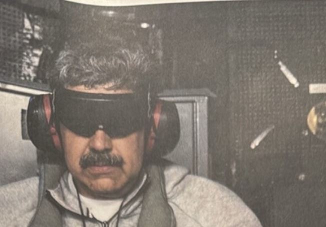 foto/-me-syte-e-mbuluar-dhe-i-prangosur,-trump-publikon-pamjet-e-maduros-pas-kapjes