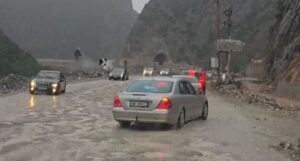 kaos,-radhe-kilometrike-dhe-gropa!/-drejtuesit-e-automjeteve-ne-aksin-elbasan-librazhd-prrenjas-perballen-me-veshtiresi