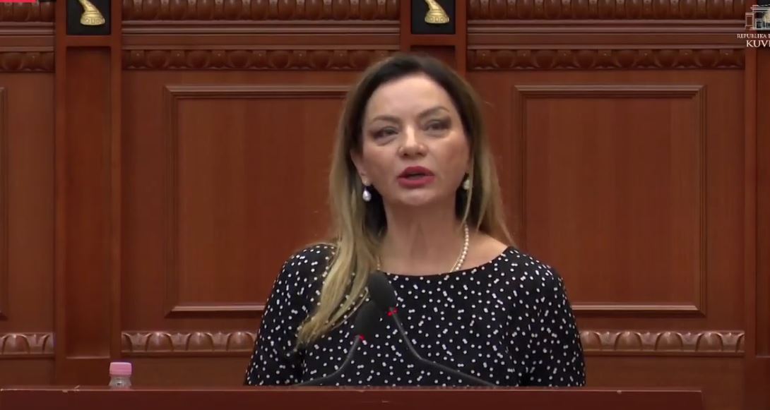 “koha-e-maskave-po-mbaron”,-albana-vokshi-per-arrestimin-e-maduros-nga-shba:-autokratet-bien-njesoj,-demokracia-s’ka-standarde-te-dyfishta