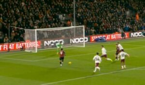 dy-gola-te-shpejte,-bournemouth-dhe-arsenal-ndahen-ne-paqe-ne-pjesen-e-pare-(video)