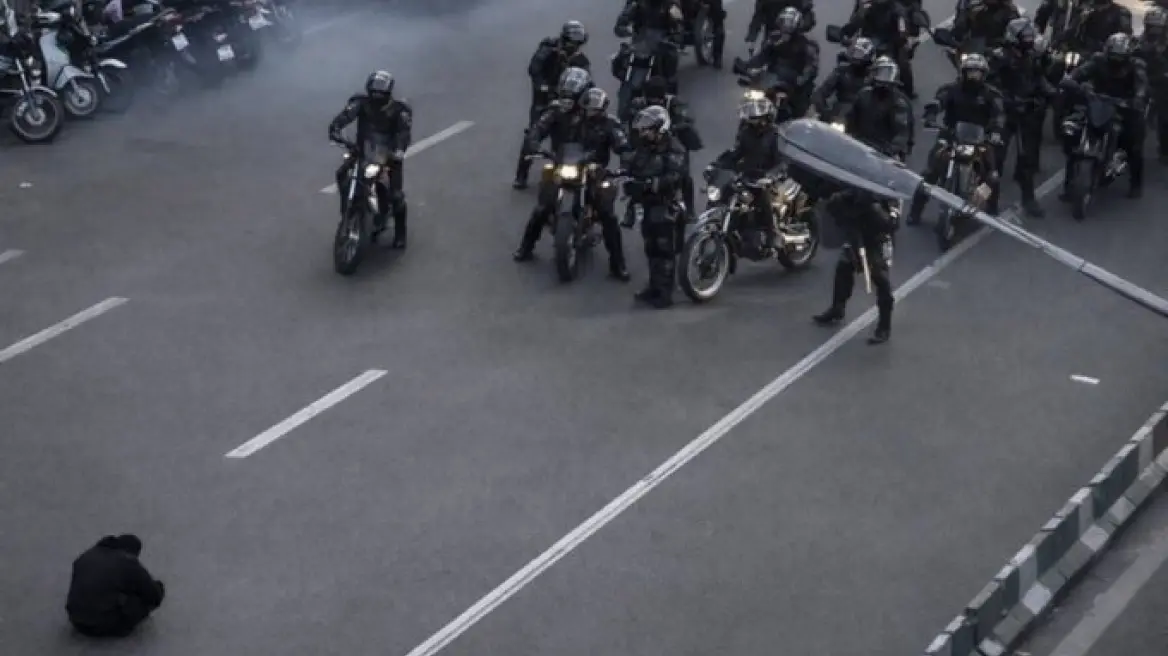 kaos-dhe-trazira-ne-iran,-shkon-ne-12-numri-i-viktimave-pas-protestave-qe-perfshine-vendin.-te-pakten-30-qytete-te-paralizuara-nga-tubimet
