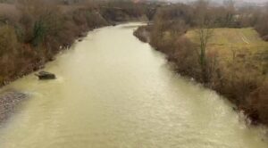 tentoi-te-kalonte-lumin-dhe-e-mori-rrjedha-e-ujit,-humb-jeten-66-vjecari-ne-mat