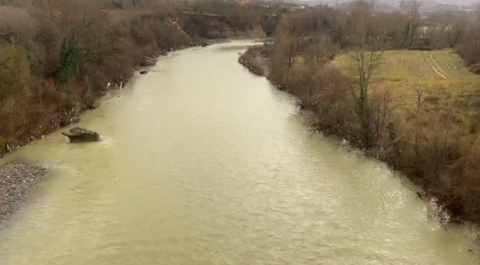 tentoi-te-kalonte-lumin-dhe-e-mori-rrjedha-e-ujit,-humb-jeten-66-vjecari-ne-mat