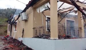 perfshihet-nga-flaket-nje-banese-ne-elbasan,-zjarrfikesja-ne-vendngjarje,-shpetojne-mrekullisht-tre-anetare-te-familjes