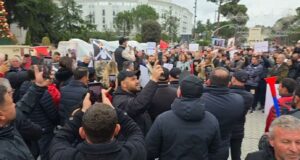 “me-nje-firme-te-zv/kryeministres-vodhen-50-mln-euro”/-lapaj:-blene-10-mln-euro-cokollata,-por-buxheti-kunder-kancerit-nuk-eshte-aq,-cfare-duhet-te-beje-me-shume-nje-qeveri-qe-te-rrezohet?