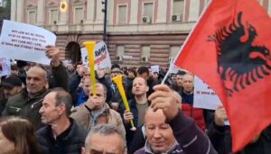 skandali-“balluku”/-protesta-para-kryeministrise,-qytetaret-ne-shesh:-boll-vodhet-shqiptaret,-burgu-po-ju-pret-(video)