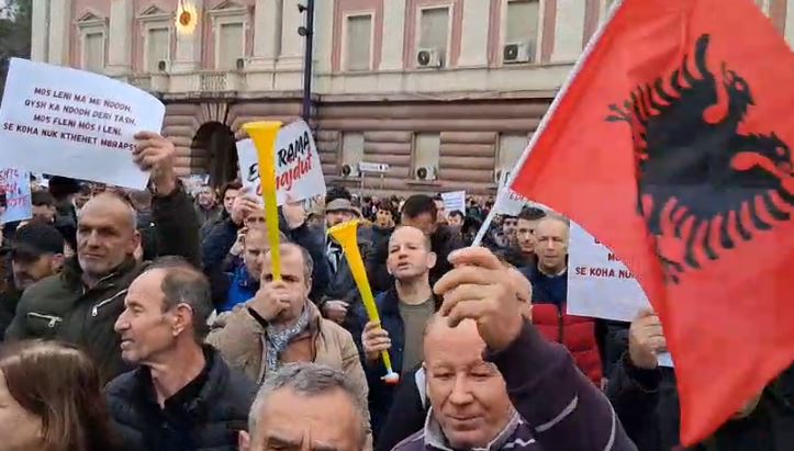 skandali-“balluku”/-protesta-para-kryeministrise,-qytetaret-ne-shesh:-boll-vodhet-shqiptaret,-burgu-po-ju-pret-(video)