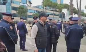 perplasje-para-kryeministrise,-lapaj-me-tone-te-ashpra-ndaj-policise-pas-heqjes-se-cadrave:-ju-doni-belinda-hajduten!