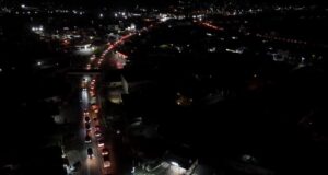 video/-trafiku-i-paralizuar-per-te-treten-dite-radhazi,-pamje-me-dron-nga-kaosi-ne-aksin-elbasan-tirane